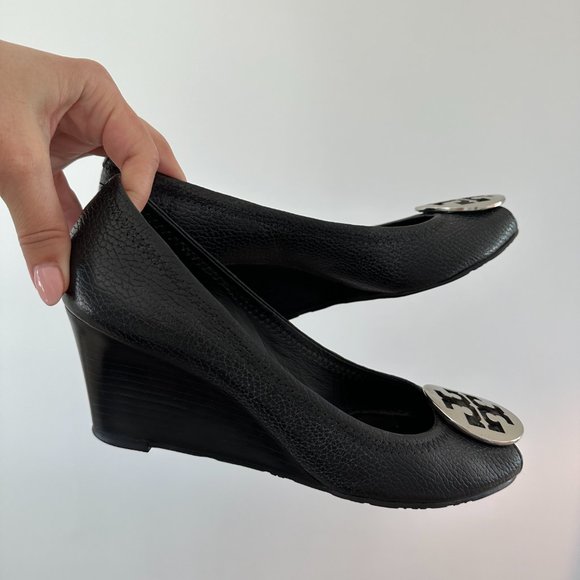 Tory Burch Black Pebbled Leather Logo Medallion Peep-Toe Wedge Heel Pumps 8.5 - Picture 4 of 4